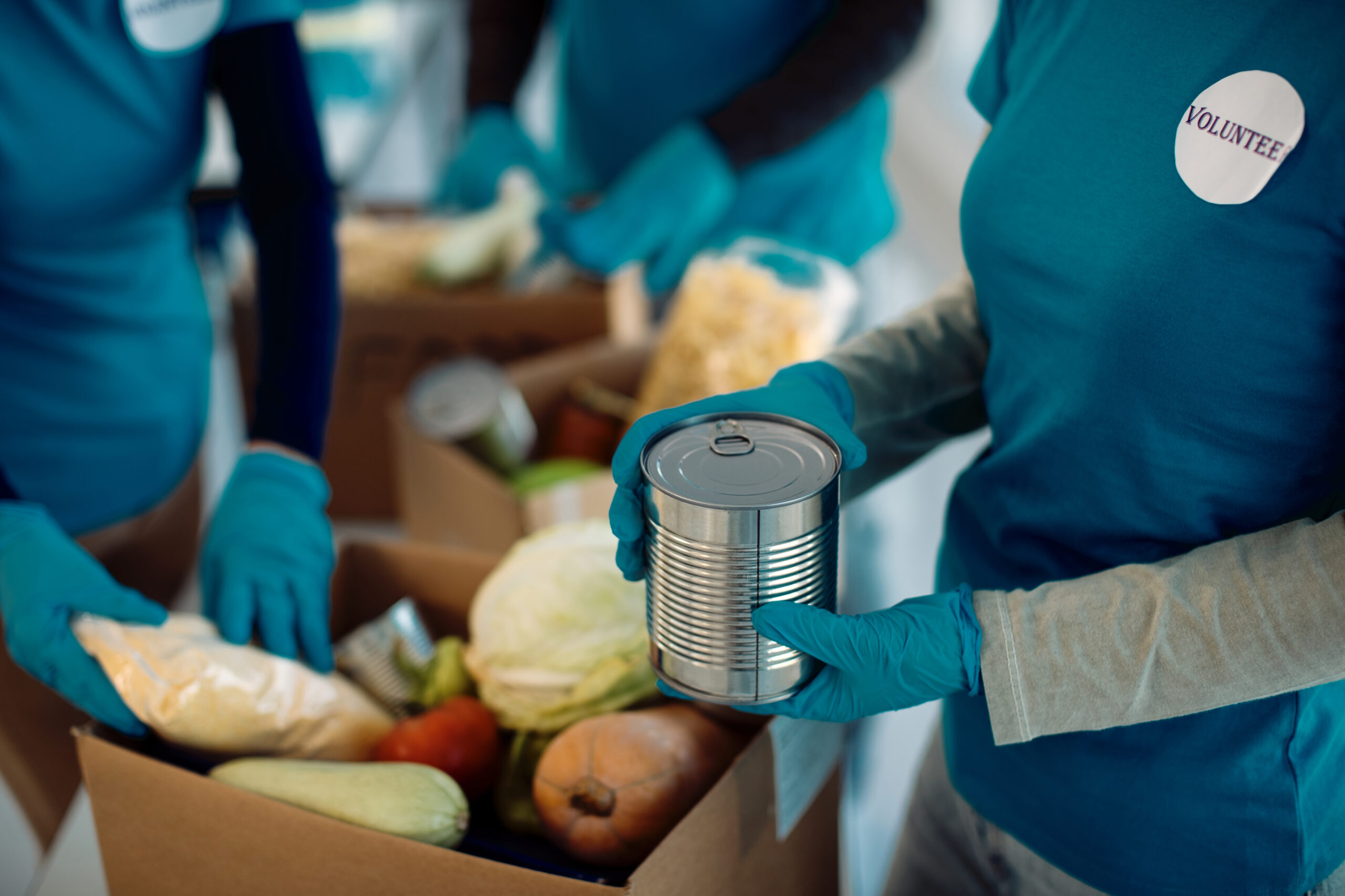 Afaceri care ajută comunitatea: de la „a face bine” la un model care chiar funcționează Poate că aici trebuie să renunțăm la una dintre imaginile convenabile ale responsabilității sociale: fotografia de Crăciun cu pungi de alimente, câteva familii vulnerabile și logo-ul companiei așezat strategic în cadru. Gestul poate fi sincer și ajutorul poate fi necesar, dar o comunitate nu devine mai puternică dintr-o succesiune de campanii sezoniere. Devine mai puternică atunci când între resurse și nevoi apar relații care funcționează tot anul. Pentru o afacere care vrea să înceapă, primul pas nu ar trebui să fie alegerea unei cauze care arată bine într-o postare. Ar trebui să fie un inventar. Ce avem? Nu doar bani. Ce aruncăm? Ce rămâne nevândut? Ce schimbăm deși încă funcționează? Ce spații rămân nefolosite câteva ore pe zi? Ce vehicule avem? Ce competențe există în echipă? Ce furnizori cunoaștem? Ce putem cumpăra mai ieftin decât ar putea cumpăra un ONG? Ce problemă putem rezolva aproape fără cost pentru că infrastructura există deja? Abia după această evaluare vine a doua întrebare: de ce are nevoie comunitatea? Ordinea contează. Una dintre slăbiciunile ajutorului făcut fără consultare este că donatorul decide ce ar trebui să primească beneficiarul. Un centru pentru copii poate avea suficiente jucării, dar niciun laptop. O organizație care lucrează cu persoane fără adăpost poate primi munți de haine și să aibă nevoie disperată de produse de igienă. O bancă pentru alimente poate avea hrană disponibilă și să nu dispună de transportul necesar pentru a o ridica. În acel caz, o firmă care oferă o dubă câteva ore pe săptămână poate avea un impact mai mare decât una care donează încă o mie de euro. Aici apare ceea ce am putea numi capital comunitar invizibil: toate resursele private existente într-un oraș care nu au fost încă legate de o nevoie socială. Să ne imaginăm o stradă comercială obișnuită. Brutăria poate redirecționa surplusul eligibil. Supermarketul poate lucra cu banca pentru alimente și poate reduce din timp prețurile produselor apropiate de termen. Farmacia sau magazinul de igienă poate susține periodic o colectă de produse necesare unui adăpost. Magazinul de calculatoare poate recondiționa câteva echipamente pentru elevi. Service-ul poate repara gratuit, pe baza recomandării unei organizații, mașina unei familii pentru care automobilul înseamnă acces la muncă. Cafeneaua poate găzdui întâlnirea unei asociații. Contabilul îi poate oferi câteva ore de consultanță. Tipografia îi poate imprima materialele. Firma de transport poate duce donațiile. Nicio afacere nu a salvat orașul. Împreună însă au creat o mică infrastructură comunitară. Există și o condiție fără de care asemenea modele riscă să devină mai degrabă exerciții de imagine: demnitatea beneficiarului. Oamenii vulnerabili nu sunt destinația lucrurilor pe care noi nu le-am mai folosi. Dacă o haină este degradată, un aliment nu este sigur sau un obiect nu mai funcționează, donația nu îl transformă miraculos într-un lucru bun. A oferi cuiva ceea ce noi considerăm prea prost pentru noi nu este solidaritate, ci transferul costului de eliminare. Același principiu ar trebui aplicat imaginii oamenilor ajutați. Un copil care primește alimente nu devine material publicitar pentru compania care le-a cumpărat. O persoană fără adăpost nu datorează o fotografie pentru o masă. Responsabilitatea socială serioasă poate fi comunicată prin rezultate – kilograme salvate, mese distribuite, ore oferite, persoane instruite, echipamente recondiționate – fără transformarea vulnerabilității în decor. Și există deja suficiente exemple care arată că dimensiunea apare prin acumulare. În Europa, rețeaua FEBA a redistribuit aproximativ 834.000 de tone de alimente într-un singur an cu ajutorul a peste 100.000 de voluntari. În România, sute de tone au fost adunate într-un singur weekend de colectă. În Cambodgia, o rețea pornită de la mici stații locale de apă a ajuns la peste un milion de oameni. În Africa, finanțarea și pregătirea unor antreprenori au produs, potrivit Tony Elumelu Foundation, peste un milion și jumătate de locuri de muncă directe și indirecte. Niciunul dintre aceste rezultate nu a început la dimensiunea la care îl vedem astăzi. Poate tocmai aceasta este ideea pe care merită să o luăm din modelul francez de la care am pornit. Nu avem nevoie de încă o lecție abstractă despre cât de frumos este să fim generoși. Avem nevoie să observăm mai bine resursele care există deja în jurul nostru. În România, legislația permite și structurează redistribuirea alimentelor, iar băncile pentru alimente oferă deja o infrastructură prin care companiile pot intra într-un circuit organizat. Pentru alte forme de ajutor există ONG-uri, școli, centre sociale, asociații locale și grupuri comunitare care cunosc nevoile mult mai bine decât le poate ghici o companie din exterior. Un antreprenor poate începe, așadar, fără fundație proprie, fără campanie națională și fără buget spectaculos. Poate alege o problemă apropiată, poate întreba o organizație serioasă ce îi lipsește, poate identifica resursa pe care afacerea o poate oferi constant și poate măsura rezultatul. Dacă modelul funcționează, îl poate repeta și poate invita încă o companie să intre în circuit. Aceasta este diferența dintre caritate și construcție comunitară. Prima spune: astăzi îți dau ceva. A doua întreabă: ce putem organiza astfel încât ceva util să ajungă aici și luna viitoare, și peste un an? Franța a pornit de la o problemă concretă: de ce să distrugem hrană bună când există oameni care au nevoie de ea? Întrebarea poate fi extinsă mult dincolo de mâncare. De ce să aruncăm un calculator care poate fi recondiționat? De ce să lăsăm o dubă nefolosită când o organizație nu-și poate transporta donațiile? De ce să plătească un ONG pentru o competență pe care cineva din compania noastră o poate oferi câteva ore? De ce să așteptăm să devenim suficient de bogați pentru a ajuta? afaceri care ajută comunitatea
